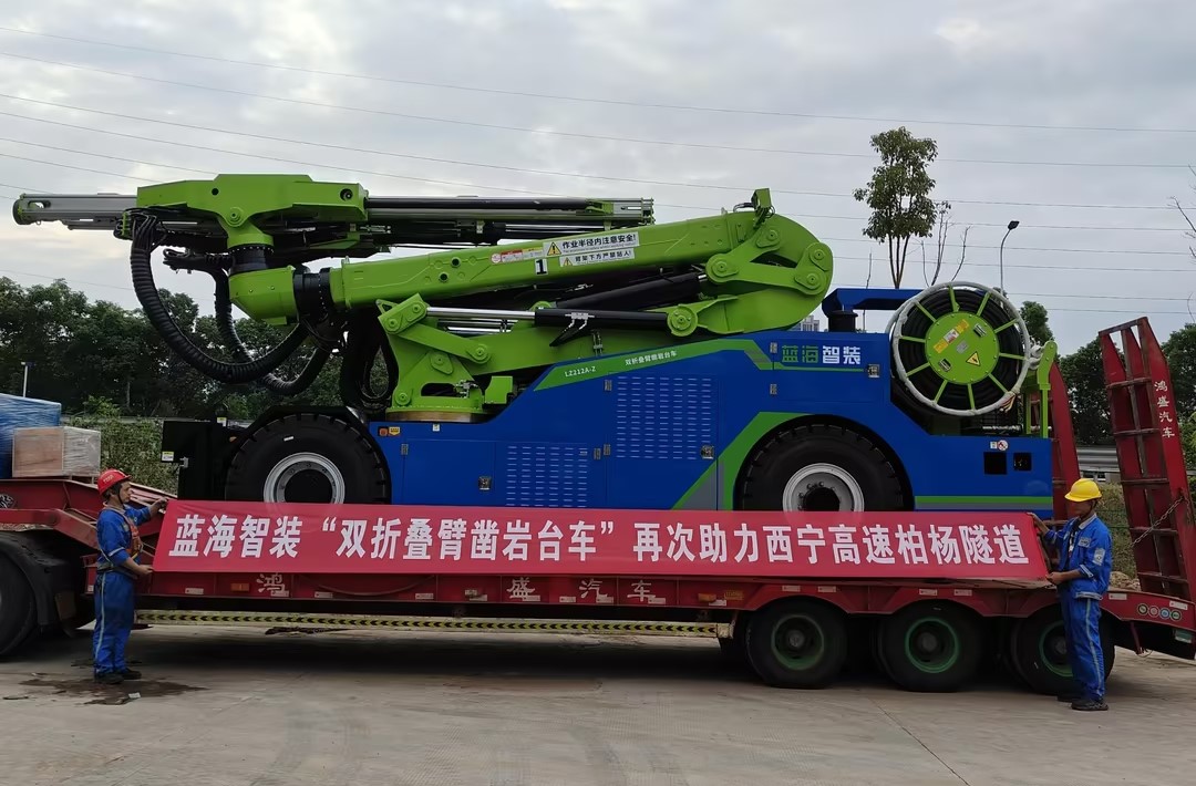 藍(lán)海智裝“雙折臂鑿巖臺(tái)車(chē)”再次助力西寧高速柏楊隧道